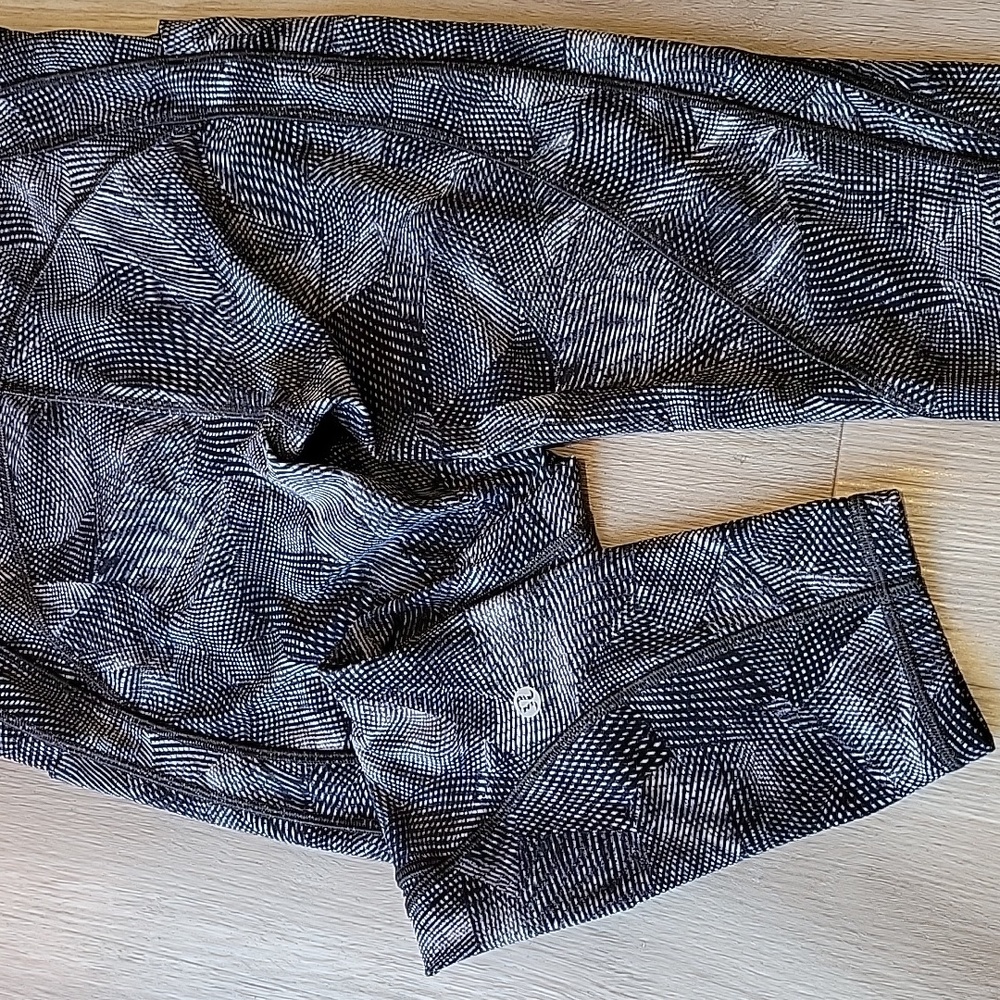 Lululemon womens Capri leggings size 6 with side pockets